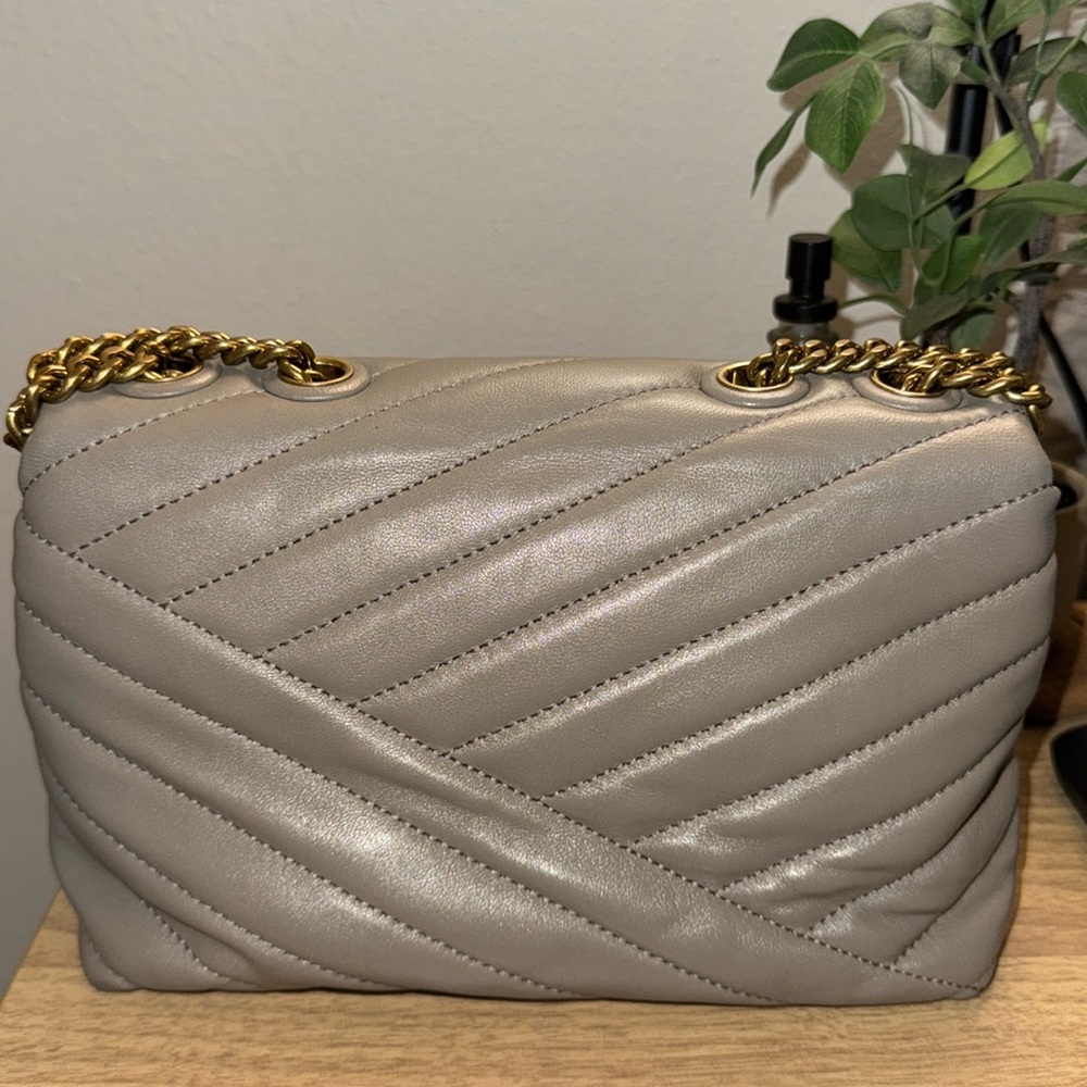 Tory Burch Grey Shoulder Bag with Quilted Chevron Design and Gold Logo - Picture 2 of 6